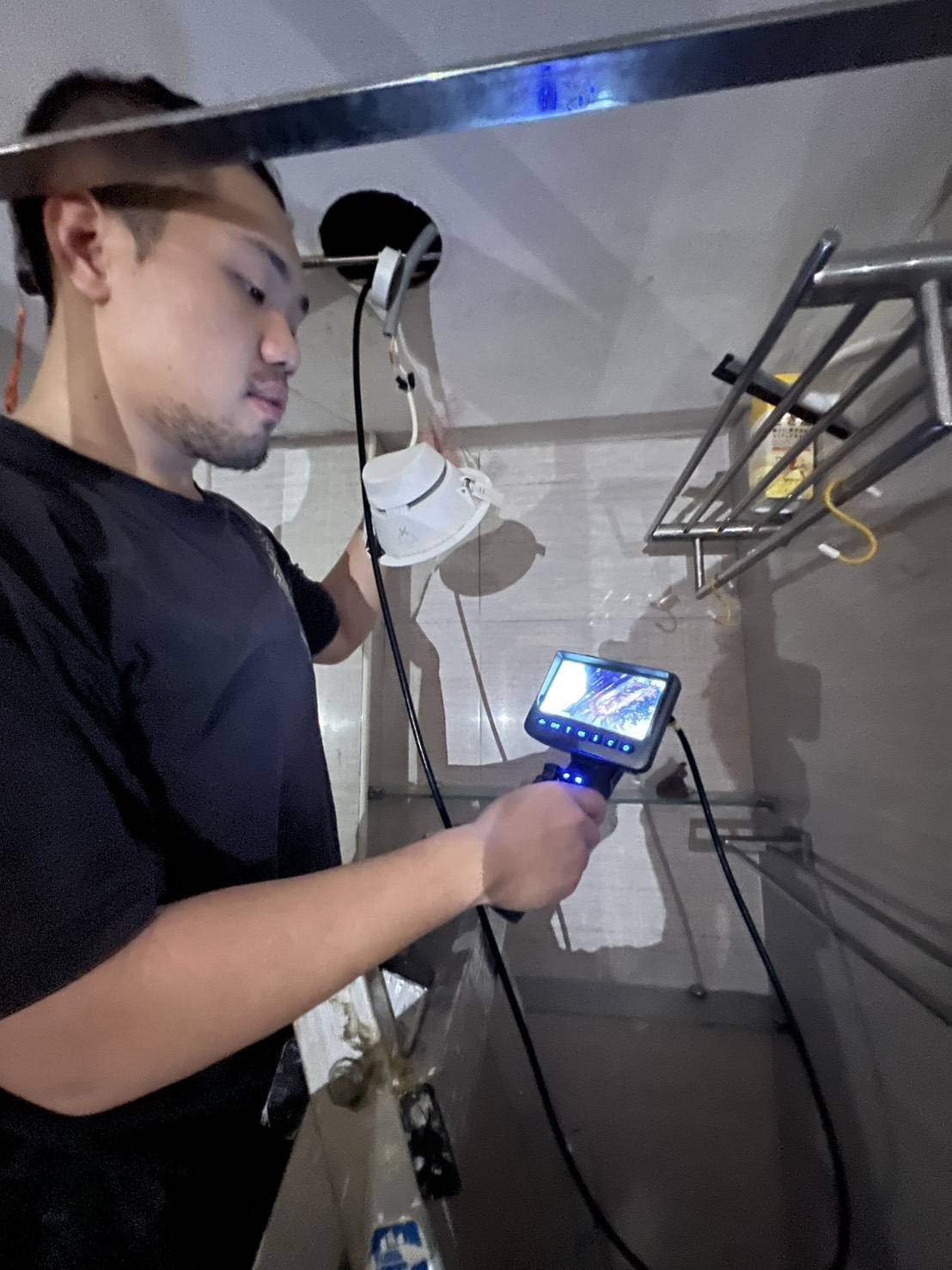 新北內視鏡查管道間查到公共排水管大量滴水